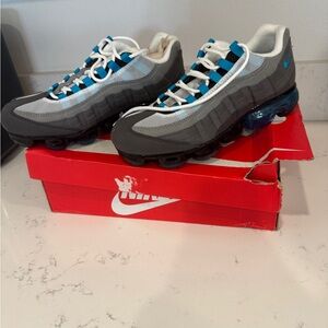 Never worn air vapor max. Men’s size 9 women’s 10.5